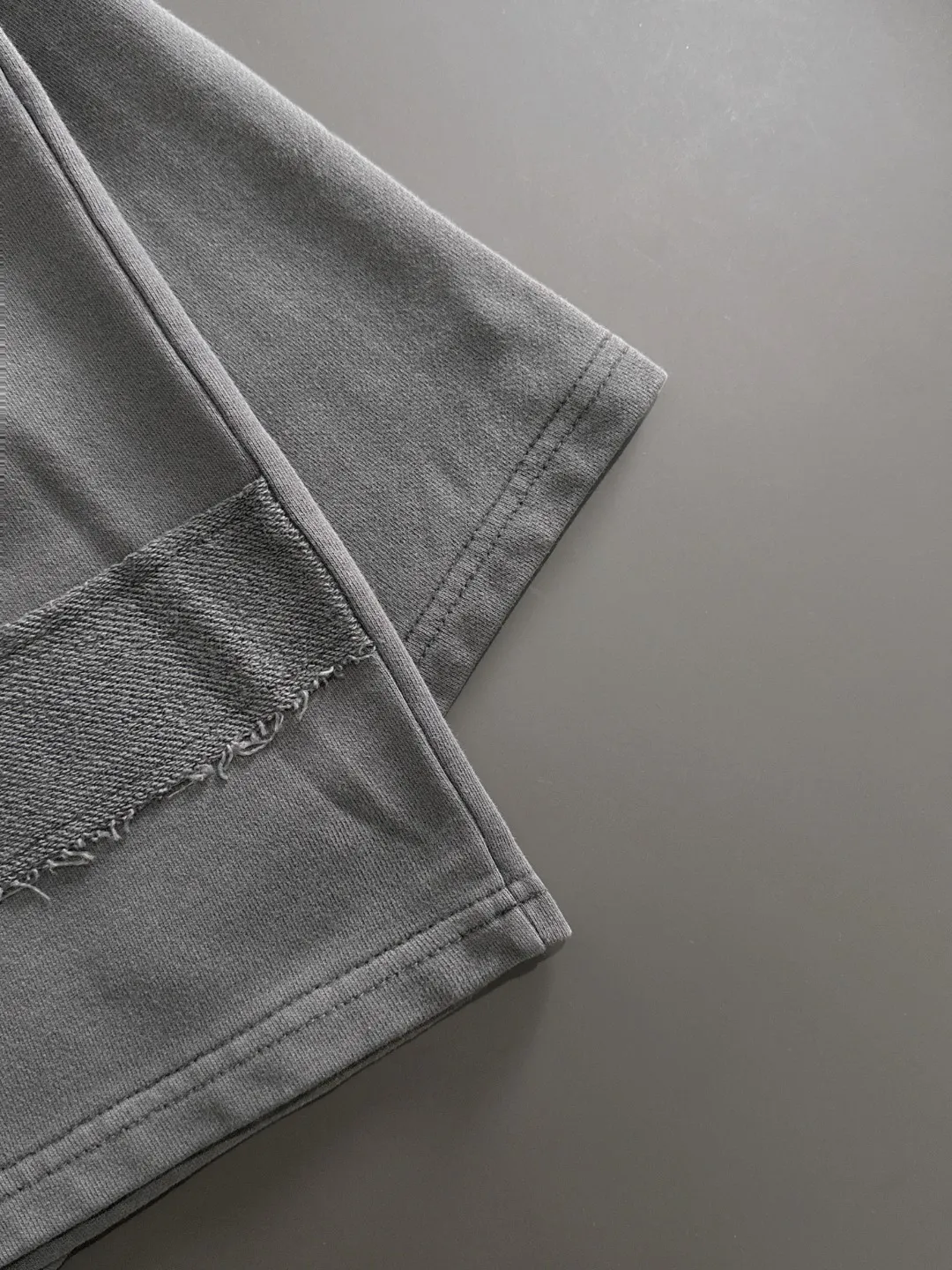 🅿️330 shipped next day, high quality Stone lsland/stone island 2025 spring and summer new style casual solid color loose shorts with elastic band, two needle stitches at the hem of the trousers, fine and firm stitching, custom-made fabrics at the counter, high breathability and comfort, impeccable details, brand element design concept, reflecting high quality. It feels delicate and soft! It presents a casual cut and the upper body shape is great! Size: S-XXL